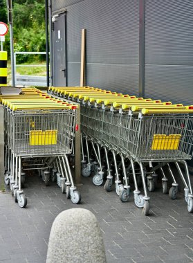 Süpermarketin yakınında bir sürü metal tramvay var.,