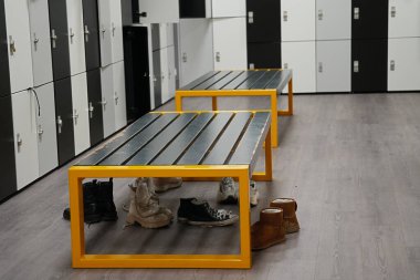 Spor salonunda ayakkabılar modern soyunma odasında..