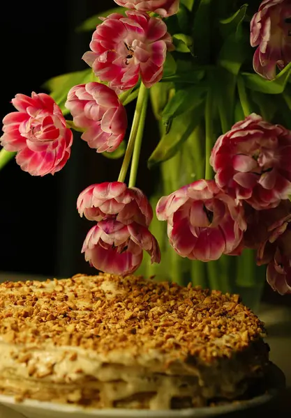 Bir buket güzel pembe laleler ve lezzetli ev yapımı pasta..