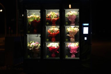Çiçek self-servis otomatı sokakta.
