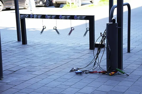 Şehir caddesinde sokak bisikleti tamiri araçları