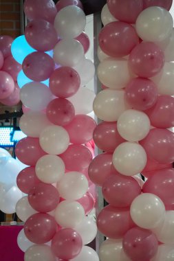 Şenlikli pembe ve beyaz balonlar.