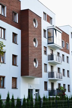 Modern apartman cephesi beyaz kahverengi