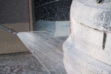 Oto yıkamaya köpük sürüyorum, yatay fotoğraf.
