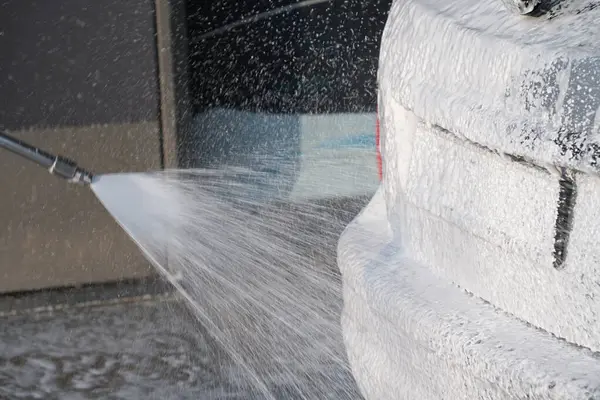 Oto yıkamaya köpük sürüyorum, yatay fotoğraf.