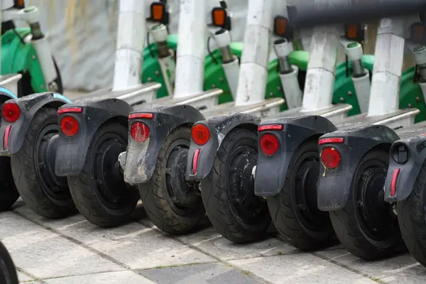 Arka tekerler birkaç elektrikli scooter 'ın yakın planında.