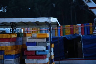 Limandaki bir gemide bir sürü plastik konteynır yükleniyor..