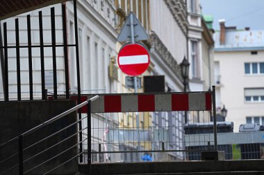 Şehir caddesinde trafiği tıkadı, yatay fotoğraf.