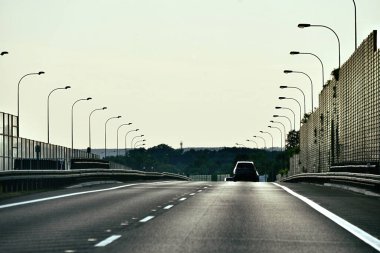 Otoyolda motorlu taşıt trafiği.