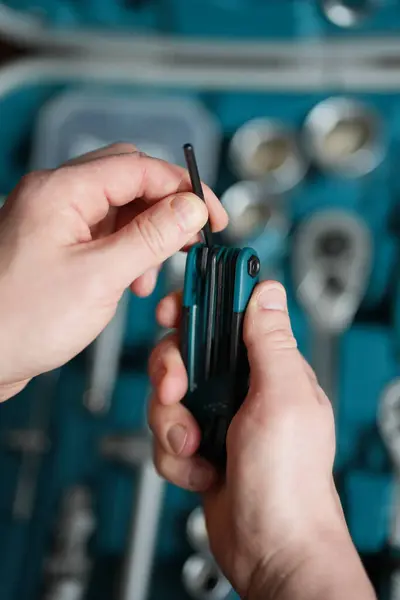 Hex tuşları (Imbus tuşları) bir adamın yakın çekim ellerinde.