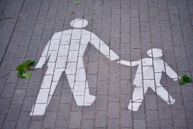 Kaldırımdaki yaya bölgesinin işareti..