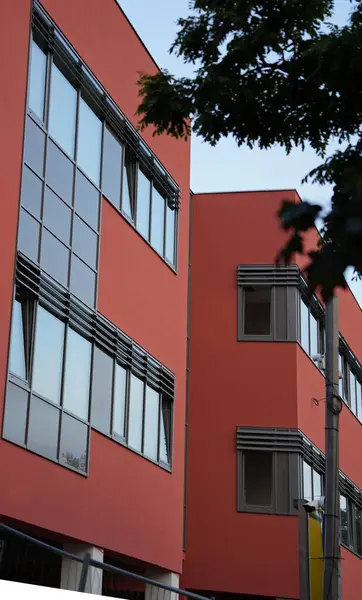 Ön cephe dekorasyonunda terracotta rengi.