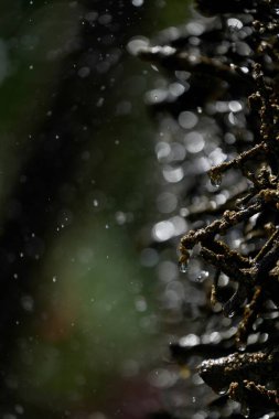 Suyun yan damlalarından oluşan koyu gölgelerin arkaplan fotoğrafı