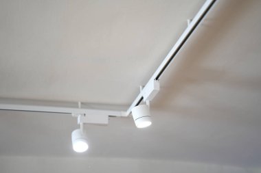 Hareket eden lambalarla tavan aydınlatması.