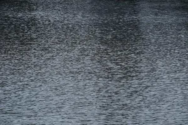 Işık dalgalı göl suyunun arkaplan fotoğrafı