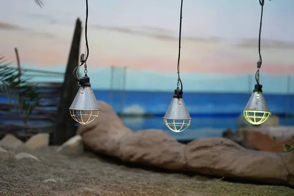 Elektrikli lamba asılıyor..