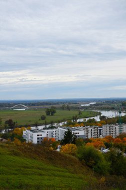 Şehrin kenar mahallelerinde bir yerleşim tesisi inşa ediliyor..
