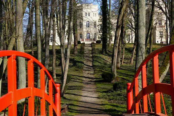 Uzaktaki sarayın manzaralı bahar güneşi parkı