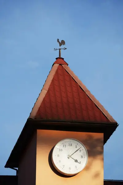 Saat kulesi metal horozla dekore edilmiş rüzgar gülü