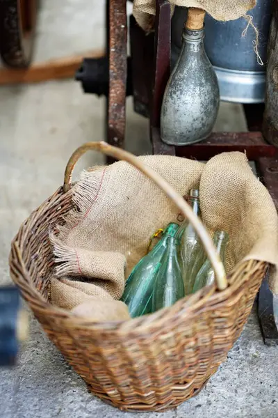 Hasır sepette cam şişeler.