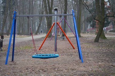 Şehir parkında salıncakta salıncaklar sallanıyor.