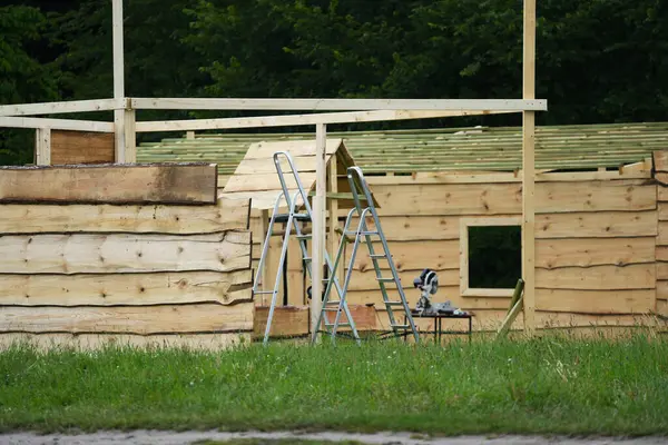 Erken safhada ahşap bir ev inşa etme süreci