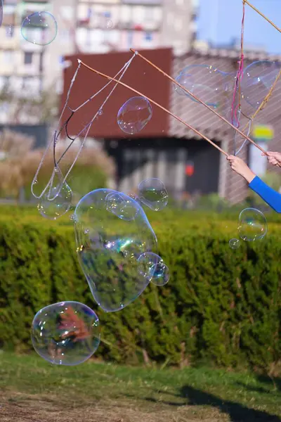 Yakın planda büyük sabun köpükleri.