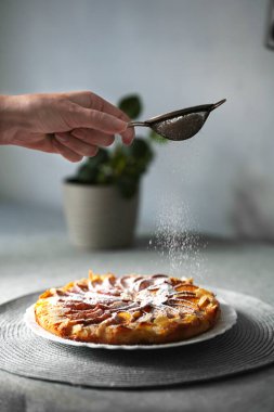 Şekerleme süreci ev yapımı meyveli pasta