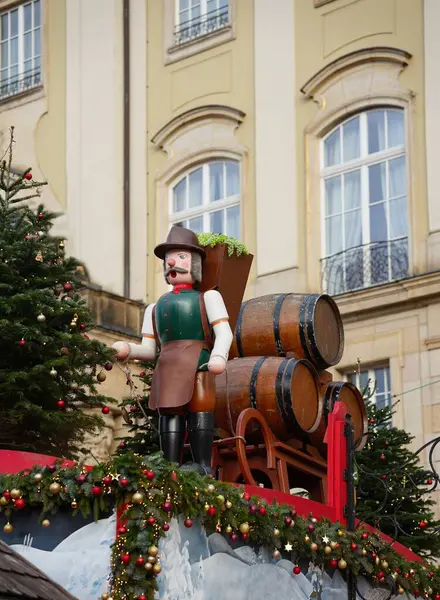Şehir gelişiminin arka planına karşı güzel Noel süslemeleri.