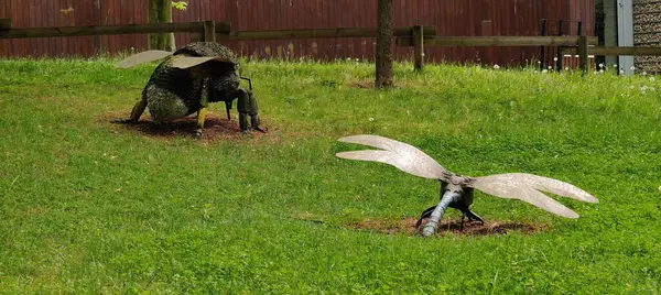 Parktaki bir kuş heykeli.