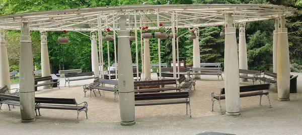 Parktaki boş banklar