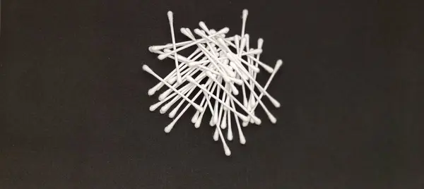 Gölgeli siyah arkaplan üzerine beyaz kağıt