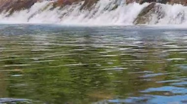 Dağlarda güzel bir şelale
