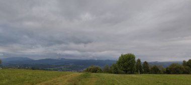 Arkasında bir dağ olan güzel bir manzara.