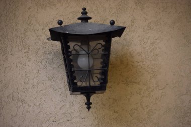 Duvardaki klasik metal lamba.