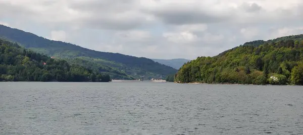 dağların manzarası ile göl