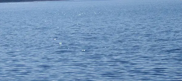 Dağ manzaralı göl