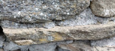 Büyük gri taşlı eski tuğla duvar