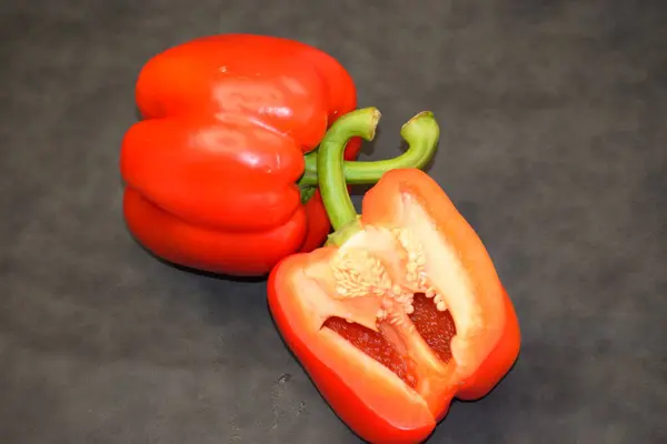 kırmızı biber ve domates