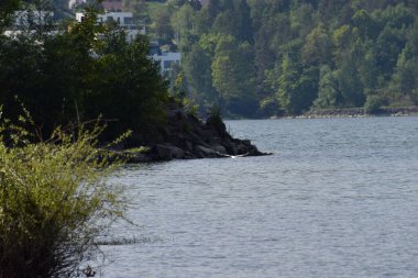 Dağlarda güzel bir göl manzarası