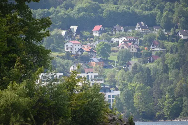 Göl ve göl manzarası, Alplerdeki intergeken şehrinin dağlarındaki göl.