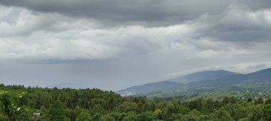 Dağları ve bulutları olan güzel bir manzara