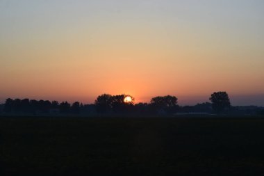 Gölün üzerinde güzel bir gün batımı