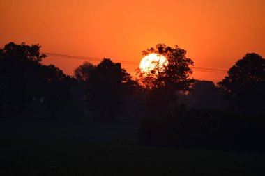 Gölün üzerinde güzel bir gün batımı
