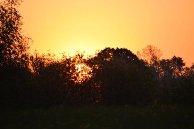 Kırsalda gün batımı.