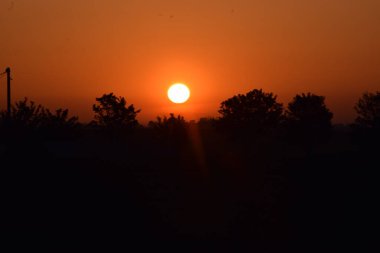 Gölün üzerinde gün batımı