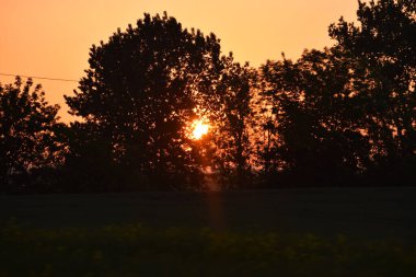 Sahada gün batımı