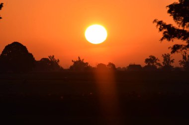 Güneşli güzel gün batımı gökyüzü