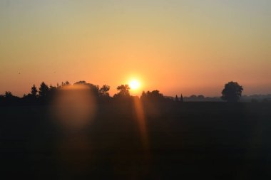 Köyün kırsal kesiminde gün batımı..