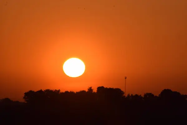Denizin üzerinde güzel bir gün batımı